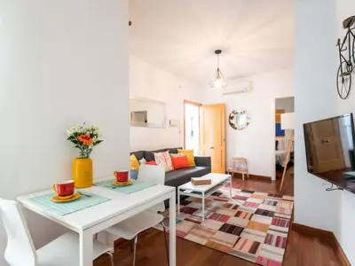 Una televisión o centro de entretenimiento en Holi-Rent Santa Marina
