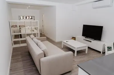 Una televisión o centro de entretenimiento en Nuevo y cómodo loft junto a la Mezquita