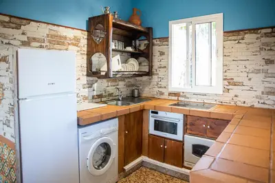 Una cocina o zona de cocina en Preciosa y confortable casa de campo con piscina y chimenea