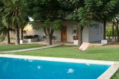 Piscina en o cerca de Preciosa y confortable casa de campo con piscina y chimenea