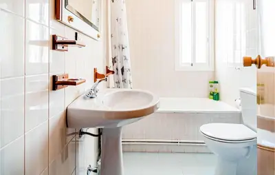 Un baño de 3 Bedroom Cozy Apartment In Pegalajar