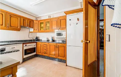 Una cocina o zona de cocina en 3 Bedroom Cozy Apartment In Pegalajar