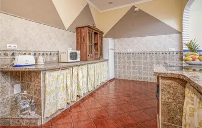 Una cocina o zona de cocina en Gorgeous Home In Algamitas With Wifi