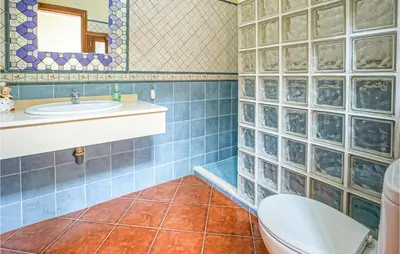 Un baño de Gorgeous Home In Algamitas With Wifi