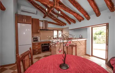 Una cocina o zona de cocina en Awesome Apartment In Monterio With Wifi