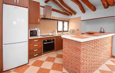 Una cocina o zona de cocina en Awesome Apartment In Monterio With Wifi