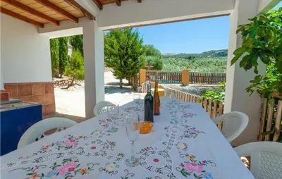 Un balcón o terraza de Stunning Home In Montefrio With Kitchen