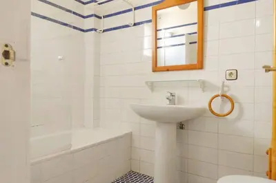 Un baño de HomeySeville-Duplex con Terraza Santa Cruz 5 pax, Parking Optional