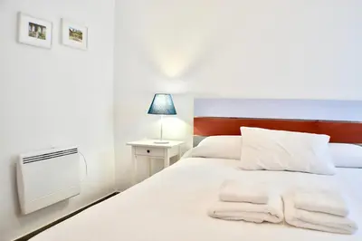 Cama o camas de una habitación en Acogedor apt 8pax 4Bdr 2Bth - CozyHomeSevilla1