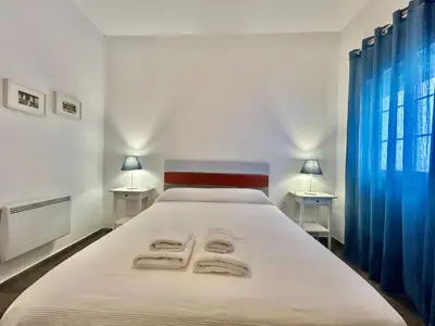 Cama o camas de una habitación en Acogedor apt 8pax 4Bdr 2Bth - CozyHomeSevilla1