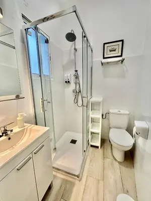 Un baño de Acogedor apt 8pax 4Bdr 2Bth- CozyHomeSevilla2