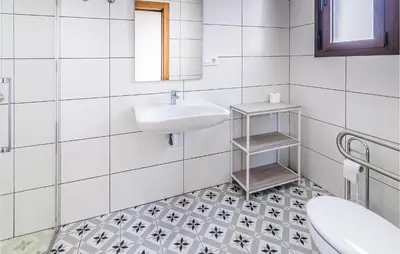 Un baño de Stunning Home In Priego De Cordoba