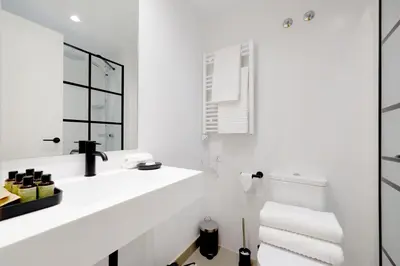 Un baño de Victoria Suites Apartments