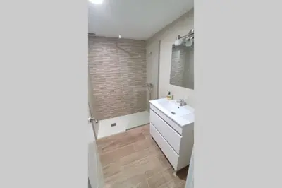 Un baño de MUY CÉNTRICO, A 8 MIN DEL AVE ANDANDO, REFORMADO.