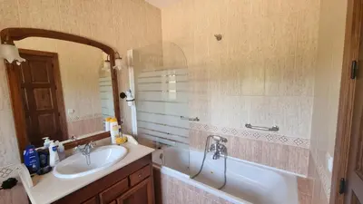 Un baño de Aljubea, tu casa rural en Cordoba