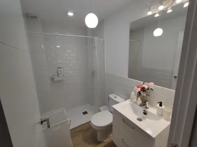 Un baño de Bajo Luminoso en Barrio de Nervión