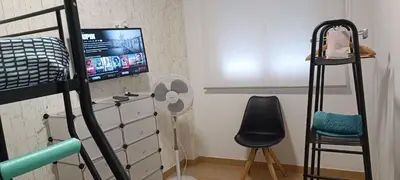 Una televisión o centro de entretenimiento en 