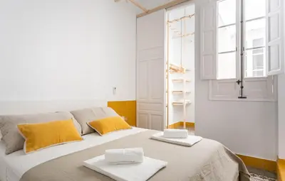 Cama o camas de una habitación en Pop Art , Sunny Apartment near Santa Cruz