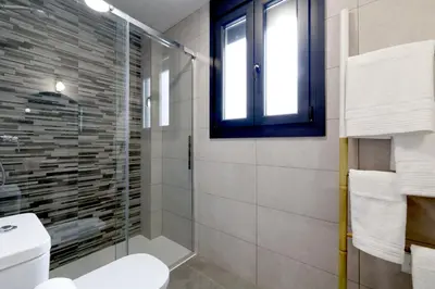 Un baño de Luxurys Costasol33 Aptos 1 y 2