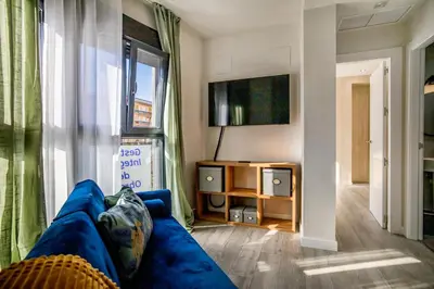 Una televisión o centro de entretenimiento en Luxurys Costasol33 Aptos 1 y 2
