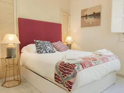 Cama o camas de una habitación en HomeySeville-Bright Apartment at Santa Cruz 4 pax, Parking Optional