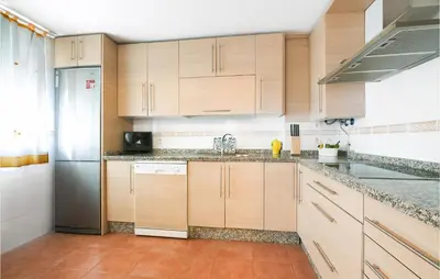 Una cocina o zona de cocina en 3 Bedroom Cozy Home In La Algaba