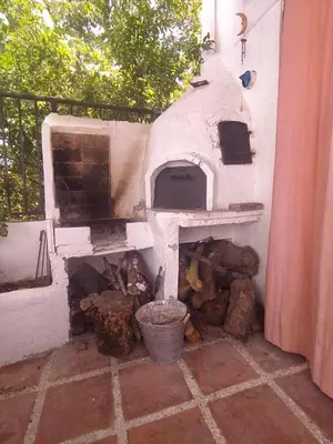 Barbacoa disponible para clientes en la casa o chalet