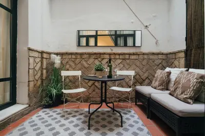 Zona de estar de Tú casa con patio en La Alameda