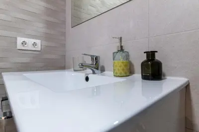Un baño de El Refugio de La Corredera & Parking Incluido
