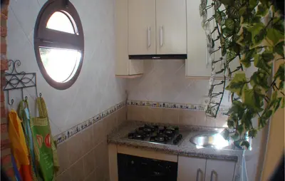 Una cocina o zona de cocina en Lovely Home In Iznájar