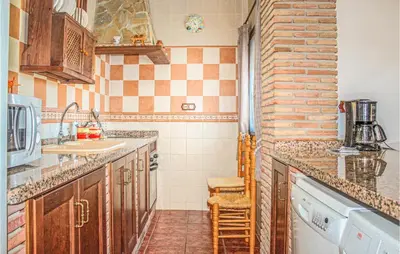 Una cocina o zona de cocina en Gorgeous Home In Alora-El Chorro