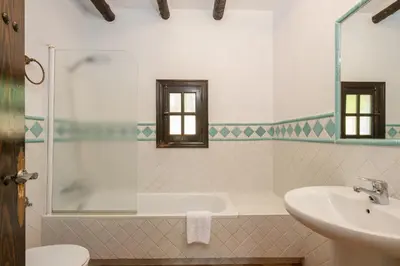 Un baño de El Chorro Villas Casa Rosaleda