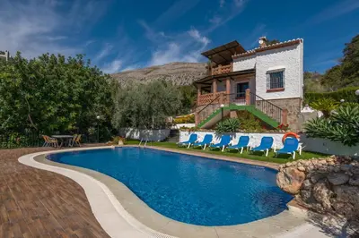 Piscina en o cerca de Casa La Atalaya