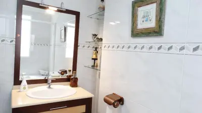 Un baño de Casa El Campanario del Caminito del Rey
