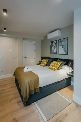 Cama o camas de una habitación en Elegant y luminoso- 2Bd 2Bth- Center