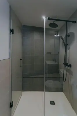 Un baño de Elegant y luminoso- 2Bd 2Bth- Center