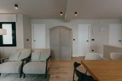 Zona de estar de Elegant y luminoso- 2Bd 2Bth- Center