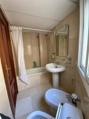 Un baño de fantástico apartamento con parking avenida de cadiz