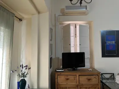 Una televisión o centro de entretenimiento en Buen Viaje/San Esteban