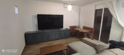 Una televisión o centro de entretenimiento en ATICO AMPLIO Y LUMINOSO