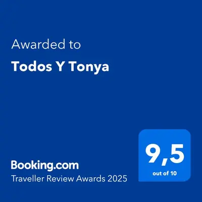 Certificado, premio, señal o documento que está expuesto en Todos Y Tonya