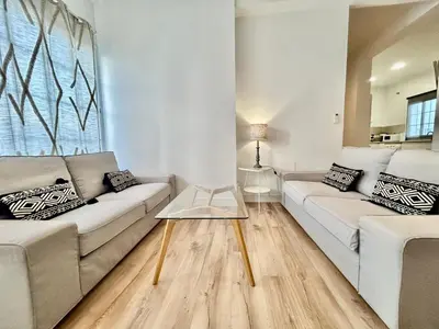 Zona de estar de Acogedor apt 6pax 3Bdr 2Bth - CozyHomeSevilla5