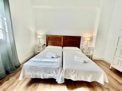 Cama o camas de una habitación en Acogedor apt 6pax 3Bdr 2Bth - CozyHomeSevilla5