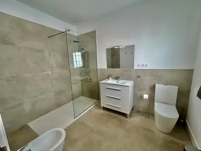 Un baño de Acogedor apt 6pax 3Bdr 2Bth - CozyHomeSevilla5