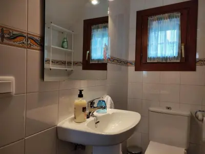 Un baño de Entretorres. Casa-dúplex en centro histórico.