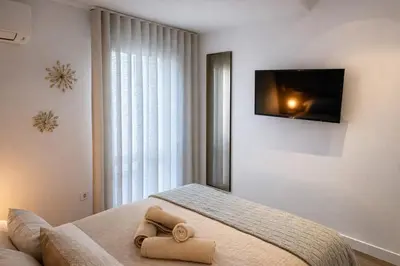 Una televisión o centro de entretenimiento en LINEROS SUITE
