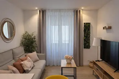 Una televisión o centro de entretenimiento en LINEROS SUITE