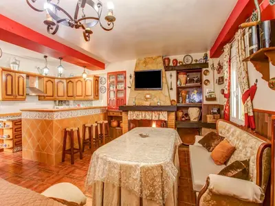 Una televisión o centro de entretenimiento en Charming Villa with Private Pool