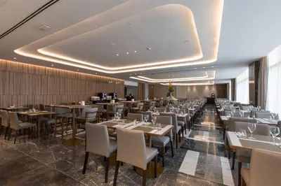 Un restaurante o sitio para comer en Hotel Giralda Center