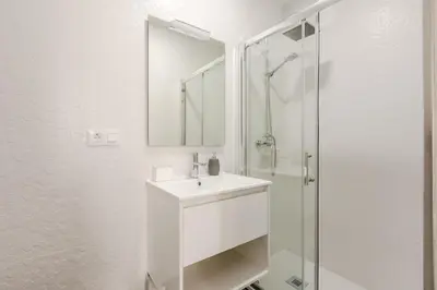 Un baño de Alameda Corner